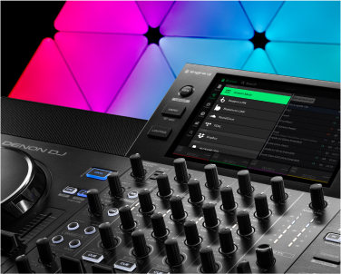 Controlador de DJ Numark Mixstream Pro en un estudio casero frente a los paneles de luz Nanoleaf Shapes RGB. Las luces inteligentes perfectas para fiestas o transmisiones en directo.
