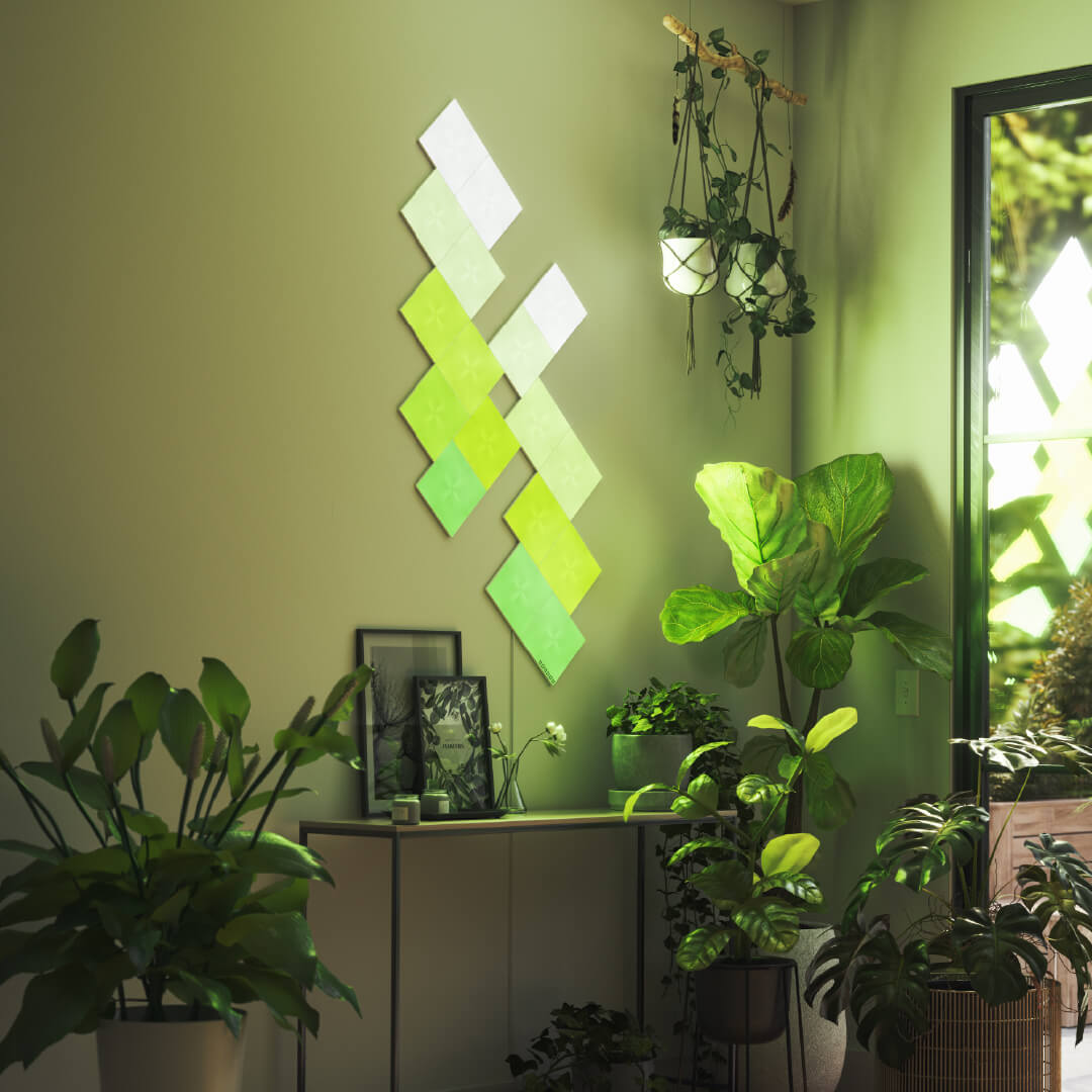 Paneles de luz modulares inteligentes cuadrados que cambian de color de Nanoleaf Canvas montados en la pared por encima de las plantas de la casa. Similar a Philips Hue o Lifx. HomeKit, Google Assistant, Amazon Alexa, IFTTT.