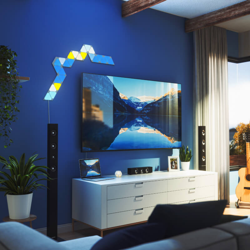 Paneles de luz modulares inteligentes con forma de minitriángulo que cambian de color de Nanoleaf Shapes montados en la pared de una sala de estar. Similar a Philips Hue o Lifx. HomeKit, Google Assistant, Amazon Alexa, IFTTT.