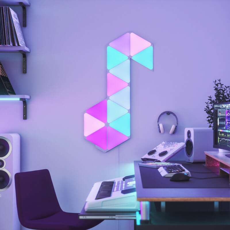 Paneles de luz modulares inteligentes y triangulares que cambian de color de Nanoleaf Shapes montados en la pared de una sala de música. Similar a Philips Hue o Lifx. HomeKit, Google Assistant, Amazon Alexa, IFTTT.