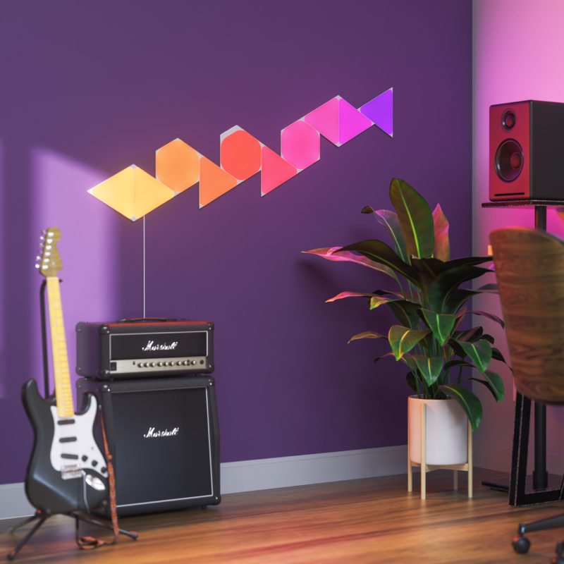 Paneles de luz modulares inteligentes y triangulares que cambian de color de Nanoleaf Shapes montados en la pared de una sala de música. Similar a Philips Hue o Lifx. HomeKit, Google Assistant, Amazon Alexa, IFTTT.